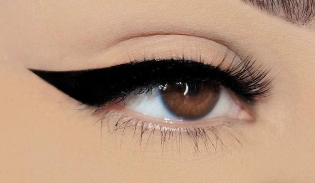 Cat Eye Makeup_ Classic