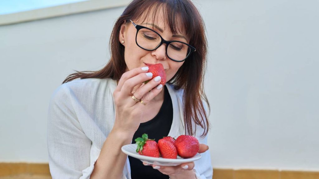 Eating berries to prevent grey hair