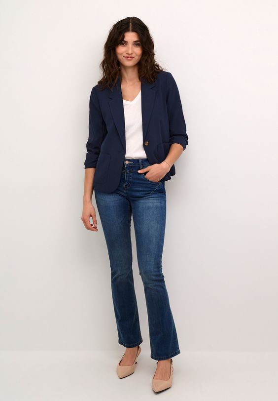 Navy blue blazer with a white top or a beige sweater Photo pinterest.com zalando